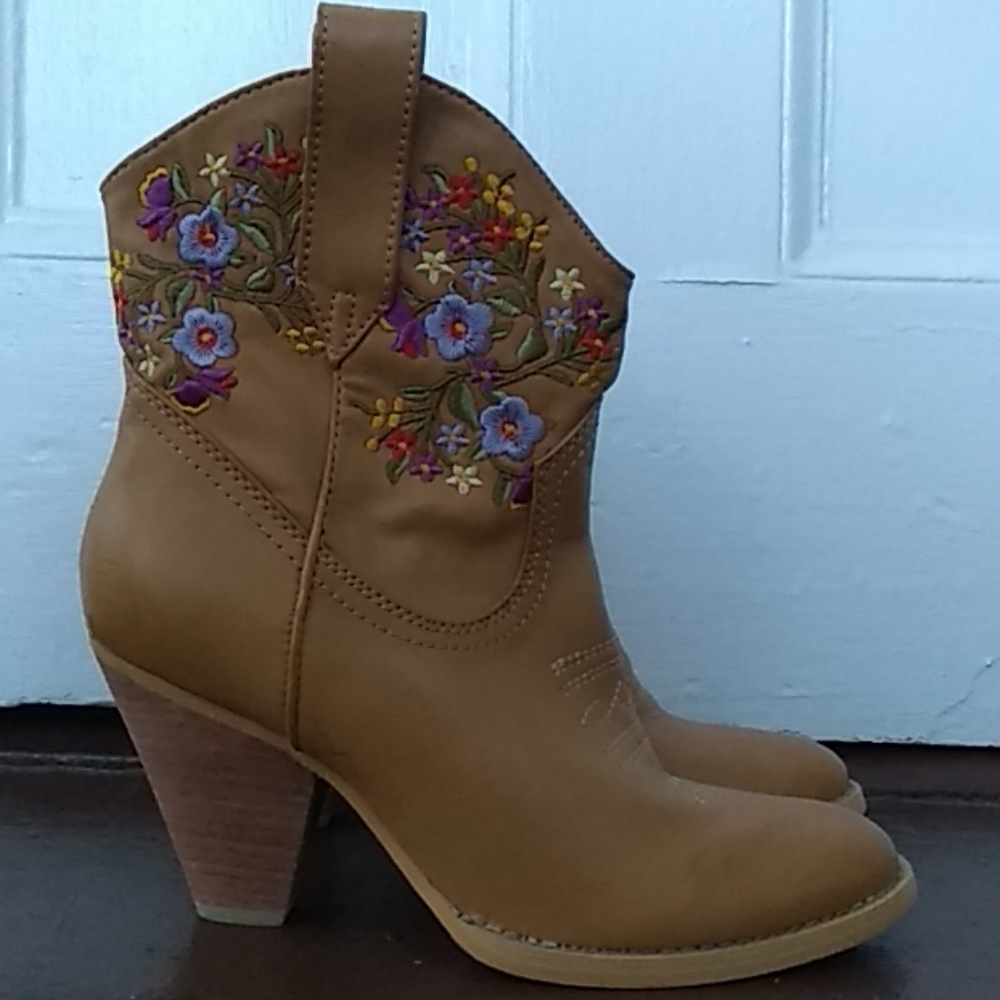 Very Volatile Floral Embroidered Booties sz 6